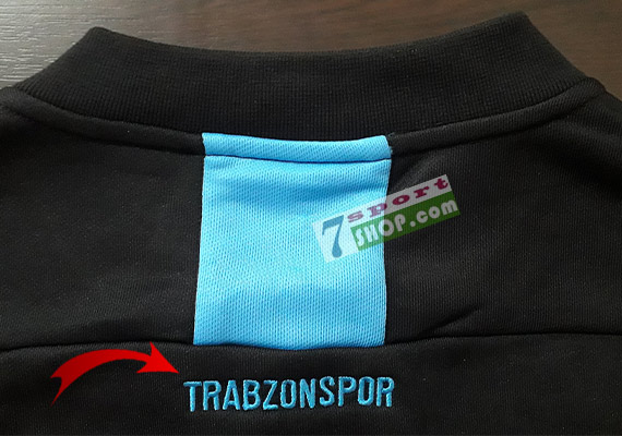 trabzonspor-trainingsanzug-macron-trainingsjacke-nacken-schriftzug-beschriftung