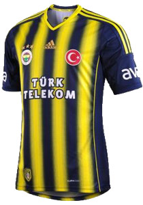 fenerbahce-adidas-trikot-mit-turkei-flaggen-patch-bedruckung-auf-super-lig-trikot-badge1