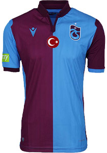 trabzonspor-macron-trikot-mit-turkei-flaggen-patch-bedruckung-auf-super-lig-trikot-badge1